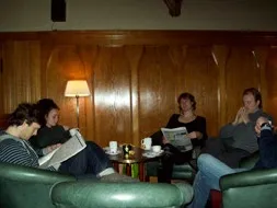 Gemensam middag vid ett dukat bord med levande ljus